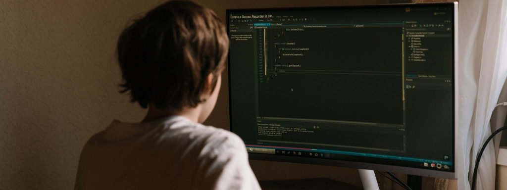 jongen achter computer code